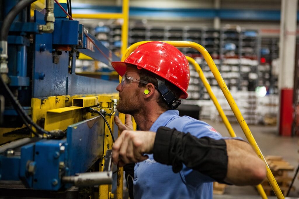 Ouvrier travaillant selon un protocole d'excellence opérationnelle